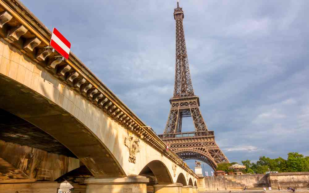 Héritage des JO-2024 de Paris: le pont menant à la Tour Eiffel devient piéton